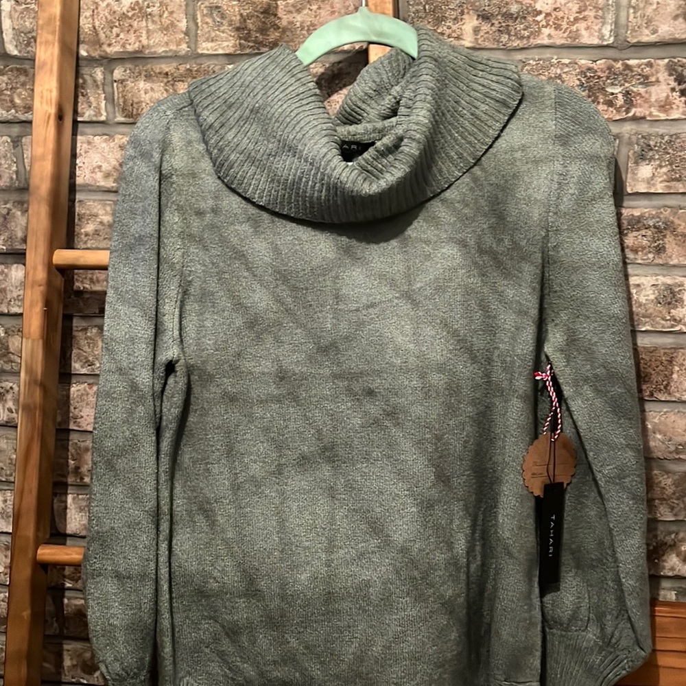 Tahari green large neck sweater size medium. New with tags.